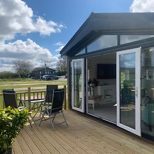 https://the-hollin-retreat-at-hollin-barn-lodge-park.yorkshirehotels.net